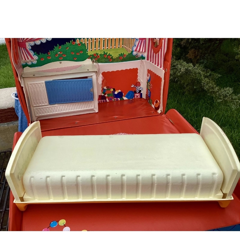 Mattel Cheerful and Tearful nursery/carrying case playset with two dolls bed. - Picture 14 of 16